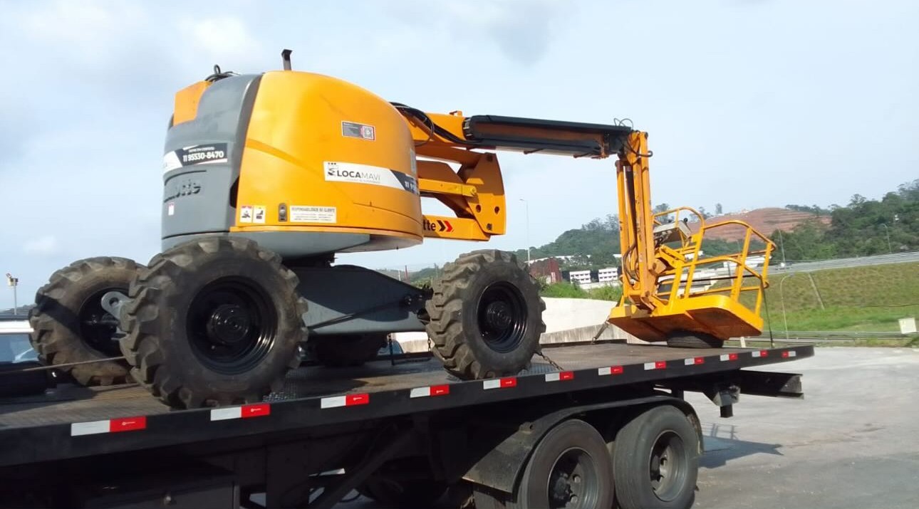 Plataforma articulada Locamavi sendo transportada