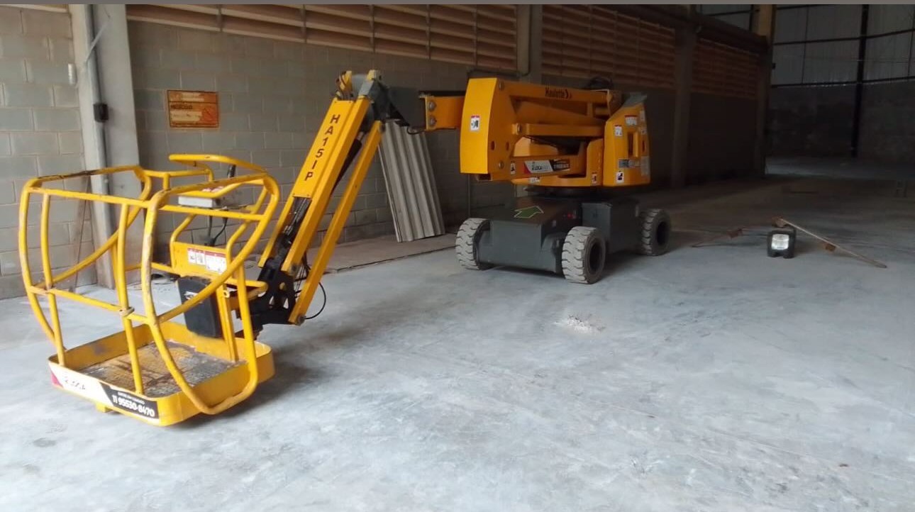 Plataforma articulada Locamavi trabalhando em galpão