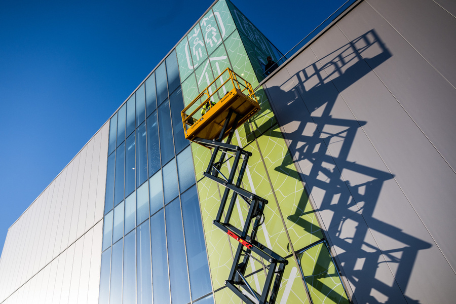 Plataforma tesoura Haulotte Compact 12, referência para comparar altura de trabalho